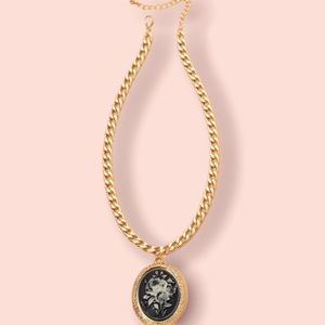 Victorian-Esque Cameo Floral Necklace ❤️